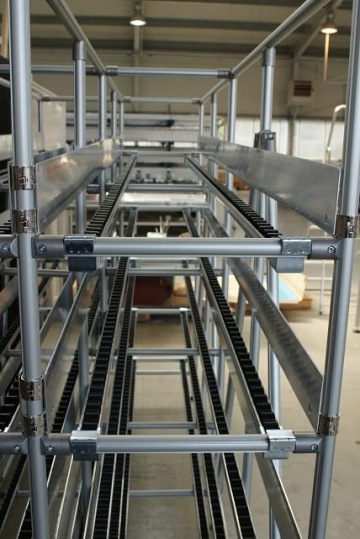 Trubkový regál s válečkovými skluzy